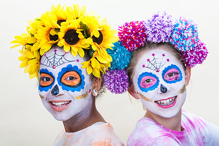 两个快乐的十几岁女孩DiaDosMuertos万圣节化妆图片