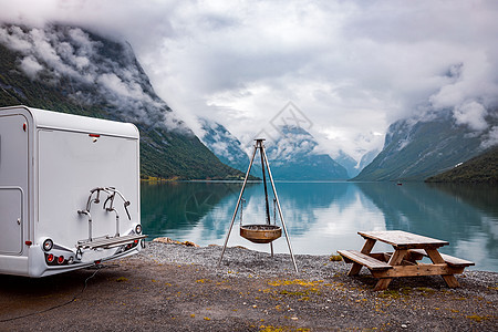 家庭度假旅行RV,假日旅行汽车之家,汽车度假美丽的自然挪威自然景观图片