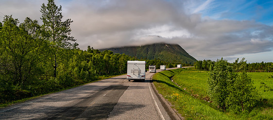 VR大篷车高速公路上行驶旅游度假旅游美丽的自然挪威自然景观图片