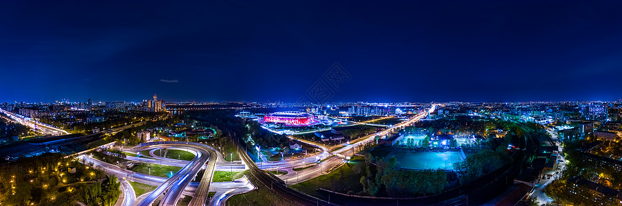 夜间莫斯科高速公路交叉口交通轨迹的夜景全景背景图片