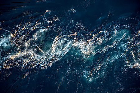 北冰洋挪威海的海浪波涛汹涌图片