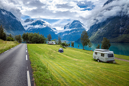 家庭度假旅行RV,假日旅行汽车之家,商队汽车度假美丽的自然挪威自然景观背景图片