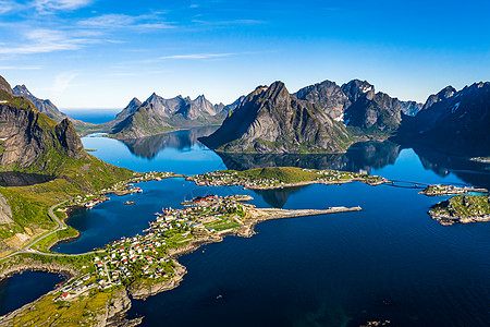 全景掠夺者挪威诺德兰县的个群岛以独特的风景而闻名,有戏剧的山脉山峰,开阔的大海庇护的海湾,海滩未触及的土地图片