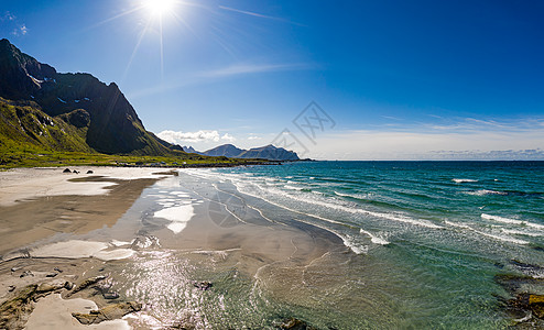 海滩掠夺岛挪威诺德兰县的个群岛以独特的风景而闻名,有戏剧的山脉山峰,开阔的大海庇护的海湾,海滩图片