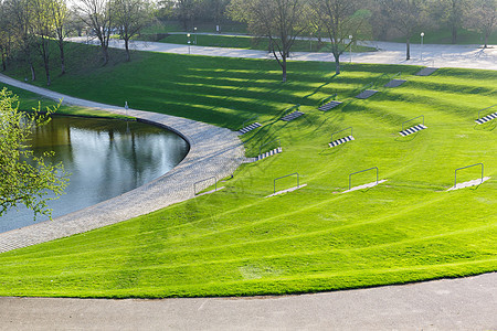 春季城市公园,有绿色露台草坪楼梯图片