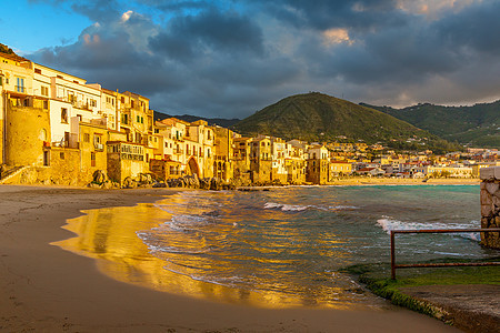 头孢拉鲁镇海滩日落之光,西西里,意大利图片