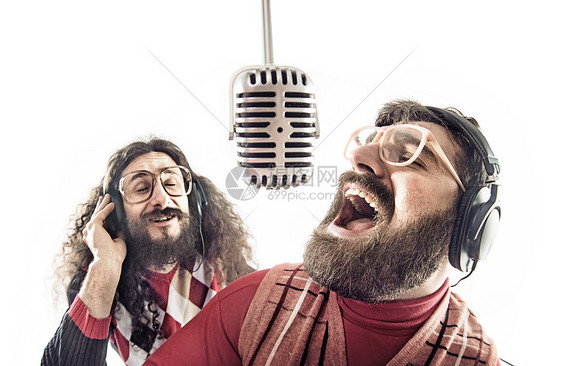 两个有趣的朋友唱卡拉OK图片