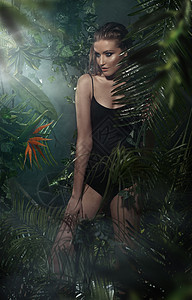 美丽的金发女郎热带森林里摆姿势图片