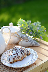 法式早餐或甜点加牛角面包咖啡图片