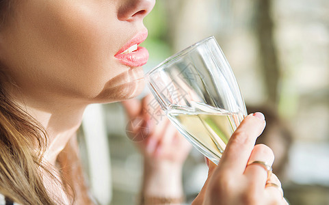 女人酒杯年轻女性顾客高脚杯喝酒背景