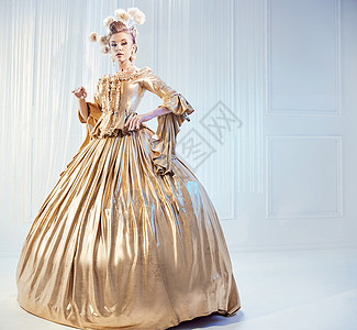 文艺复兴位穿着金色维多利亚礼服的高贵女人的肖像背景