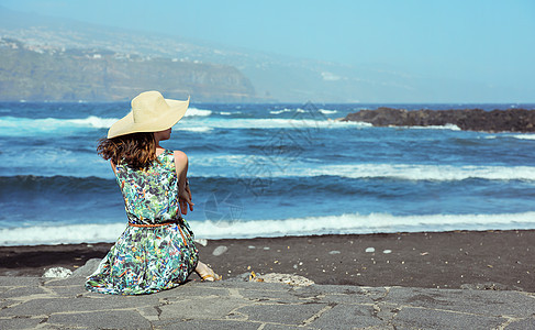 年轻漂亮的女人海边放松图片