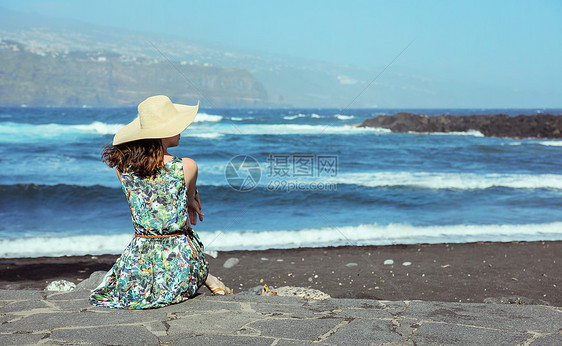 年轻漂亮的女人海边放松图片