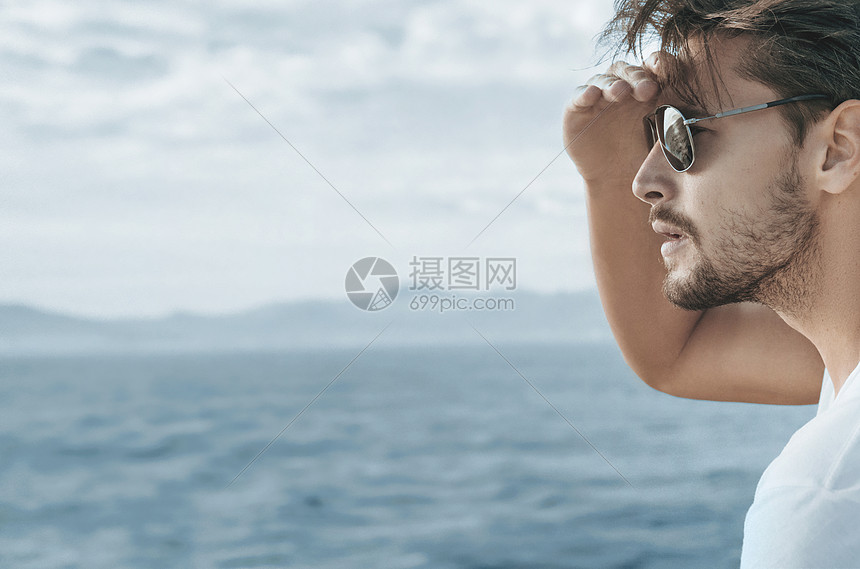 个帅哥船上放松的个人资料肖像图片