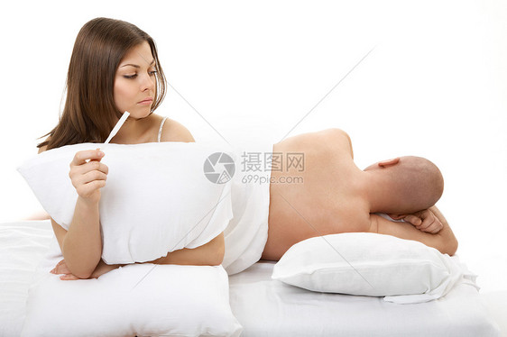 女人看着熟睡的男人,知道它的怀孕图片