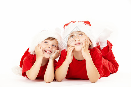 两个小梦想男孩躺圣诞老人的帽子里,图片
