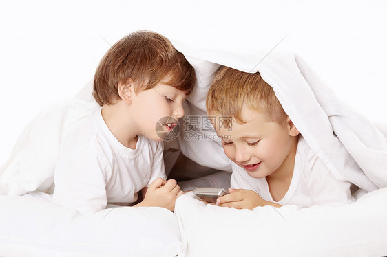两个小男孩偷偷地毯子下玩手机图片