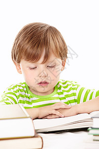 小男孩读套书,孤立白色的背景上图片