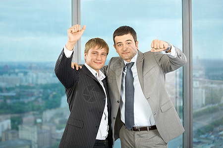 两个同事商人庆祝胜利图片