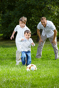 个夏天的花园里,两个弟弟足球上的比赛图片