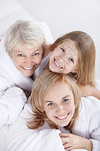 三个女人白色上的肖像图片