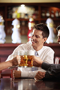 年轻人酒吧里喝啤酒图片
