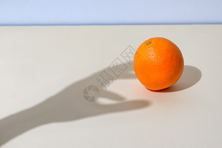 男手起橘子的图片
