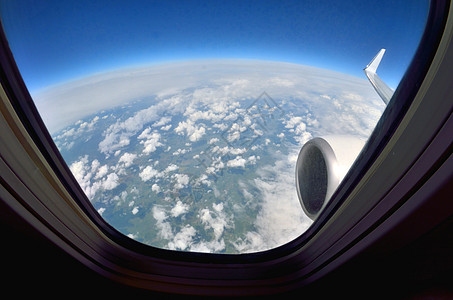 飞行云层中俯瞰飞机机翼图片