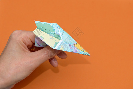 用纸飞机世界上的纸张背景图片