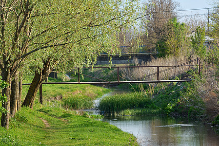 平静的乡村春天的河景村图片