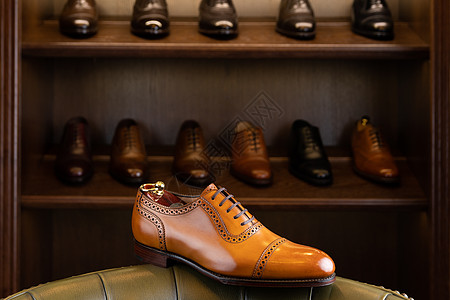 棕色全纹皮鞋前面的木制展示男鞋精品店男鞋精品店图片