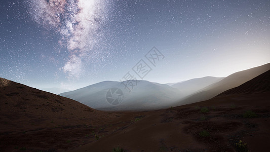 沙漠山脉上方的银河系恒星图片