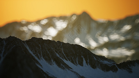 日落时阿尔卑斯山脉的冬季景观日落时山上的冬季景观图片