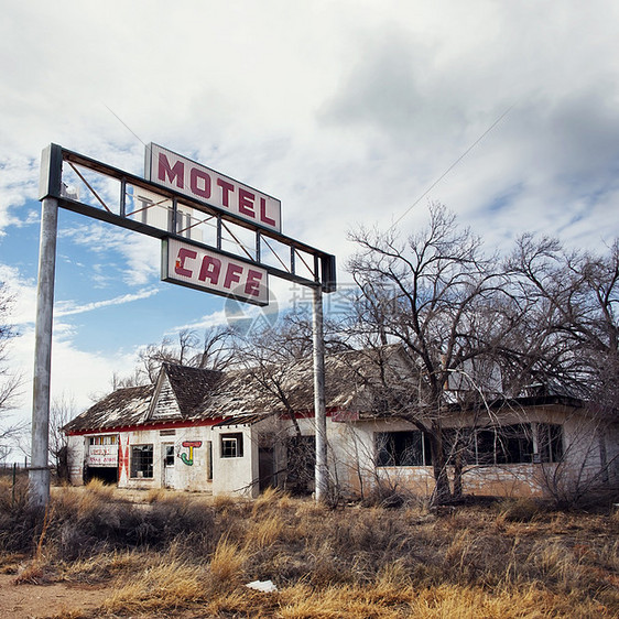 格伦里奥,TXNM州线旁边,美国2019年3月10日66号公路上的鬼镇州线咖啡馆,加油站,德克萨斯州长角汽车旅馆图片