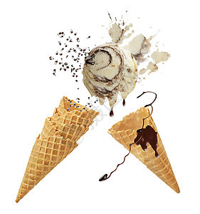 香草巧克力冰淇淋与华夫饼锥分离白色背景图片