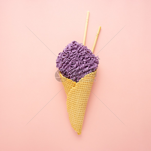 创意食物饮食健康饮食照片,美味的拉面面条意大利面华夫饼冰淇淋锥与筷子白色背景图片