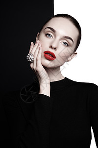 年轻感的女士,大戒指钻石黑白工作室美丽的女人,完美的嘴唇红色的口红姿势摄影时尚模特的时尚肖像图片