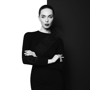 黑白肖像时尚艺术工作室肖像优雅的女人几何黑白背景专业化妆用黑色口红时尚的经典连衣裙背景