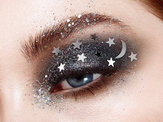 有装饰星星的眼妆女人完美的妆容美容时尚假睫毛化妆品眼影化妆细节眼线用星星创造地弥补夜空图片