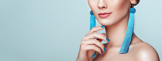 美丽的女人,大耳环,流苏,珠宝,蓝色完美的化妆指甲修剪图片