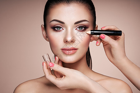 化妆师应用斯金通漂亮的女人脸完美的妆容护肤基金会图片