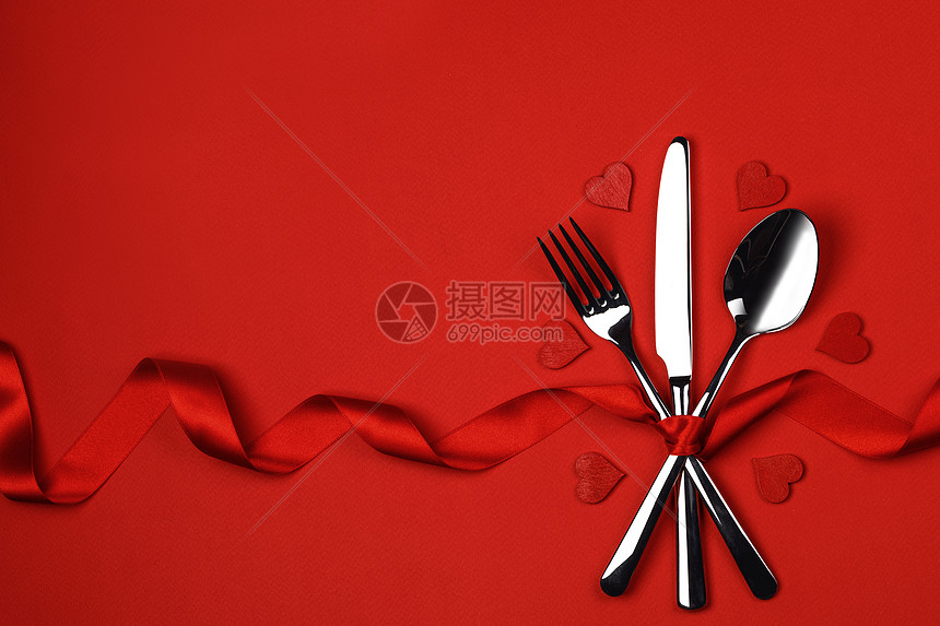 餐具套系丝带心红色背景情人节晚餐餐具心图片