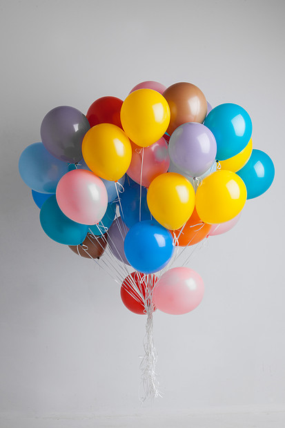 堆五颜六色的气球生日派礼物的许多五颜六色的气球图片