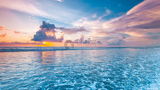 令人惊叹的五颜六色的日落海上巴厘岛海滩雄伟的云景日落海上图片