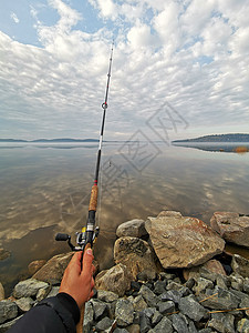 早上湖边钓鱼,手鱼竿欣赏风景湖边钓鱼背景图片