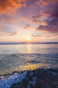 印度尼西亚巴厘岛五彩缤纷的海滩日落图片