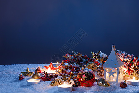圣诞节日卡片,装饰发光的灯笼雪中傍灯光下雪中的圣诞装饰图片