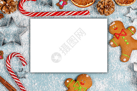 圣诞食品框架姜饼饼干,香料装饰蓝色背景与空白卡的圣诞食品框架图片