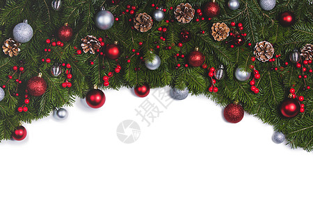 圣诞边框的树枝白色背景与隔离,红色银色装饰,浆果,星星圣诞树树枝的圣诞框架背景图片
