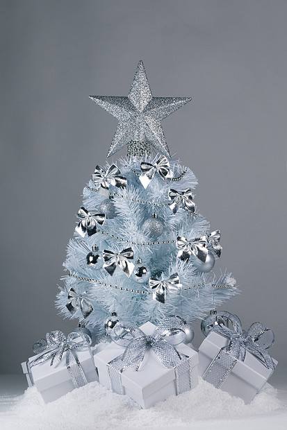 白色圣诞树,灰色背景上有银色的装饰品雪上的礼物圣诞树礼物图片